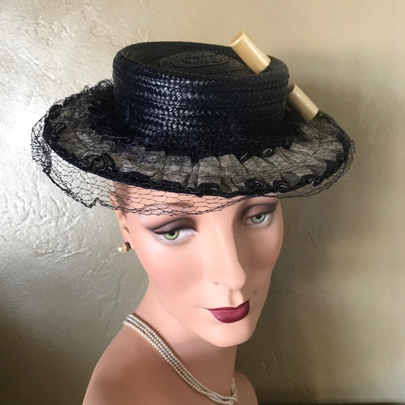 CHIC 1930s' BLACK STRAW TILT FEDORA -CREME FABRIC TRIM, BAKELITE ORNAMENT & VEIL